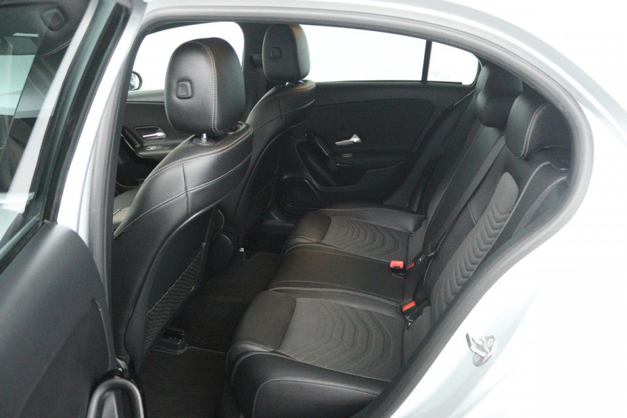 Mercedes-Benz A-Klasse 180 d Premium Plus (ACHTERUITRIJCAMERA, NAVIGATIE, PARKEERSENSOREN, BLUETOOTH, CRUISE CONTROL)