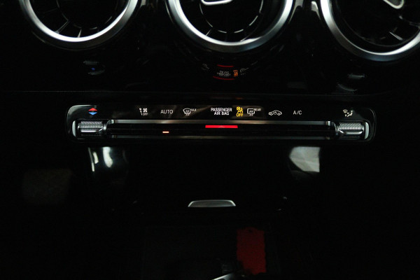 Mercedes-Benz A-Klasse 180 d Premium Plus (ACHTERUITRIJCAMERA, NAVIGATIE, PARKEERSENSOREN, BLUETOOTH, CRUISE CONTROL)