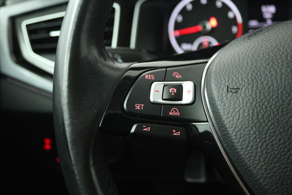 Volkswagen Polo 1.0 TSI Highline (PANORAMADAK, CRUISE ADAPTIEF, NAVIGATIE CARPLAY, PARKEERSENSOREN, AUTOMAAT)