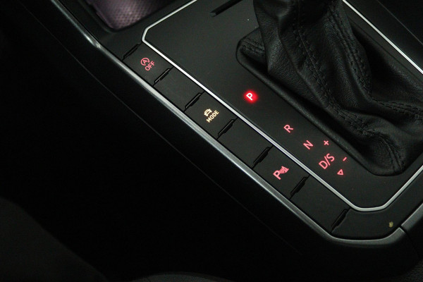 Volkswagen Polo 1.0 TSI Highline (PANORAMADAK, CRUISE ADAPTIEF, NAVIGATIE CARPLAY, PARKEERSENSOREN, AUTOMAAT)