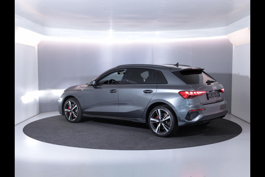 Audi A3 Sportback 45 TFSI e S edition 245 pk | SOH 94% | S-tronic | Navigatie | Parkeersensoren (Park assist) | Adaptieve cruise control | Matrix LED koplampen | S-Line |