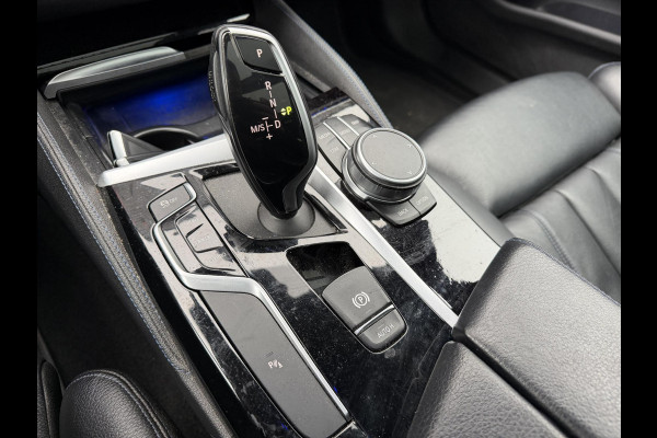 BMW 5 Serie Touring 520d xDrive High Executive M-Sport | Panoramadak | Camera | Elektrische Trekhaak | Elektrische Achterklep |