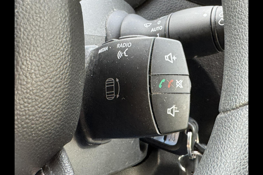 Renault Master T35 2.3 dCi 135 L2H2 Comfort Airco Cruise control Apple / Android Navigatie Laadruimte afgewerkt