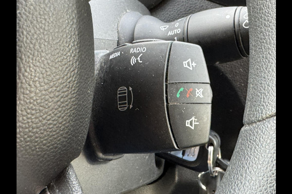 Renault Master T35 2.3 dCi 135 L2H2 Comfort Airco Cruise control Apple / Android Navigatie Laadruimte afgewerkt