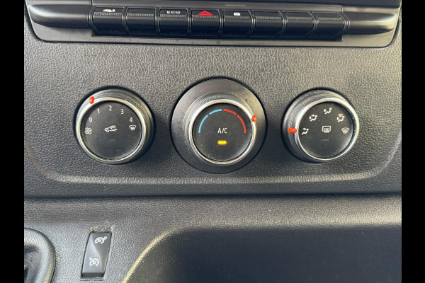 Renault Master T35 2.3 dCi 135 L2H2 Comfort Airco Cruise control Apple / Android Navigatie Laadruimte afgewerkt
