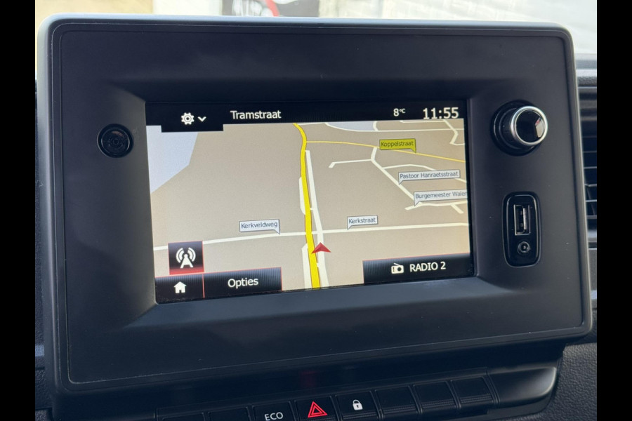 Renault Master T35 2.3 dCi 135 L2H2 Comfort Airco Cruise control Apple / Android Navigatie Laadruimte afgewerkt