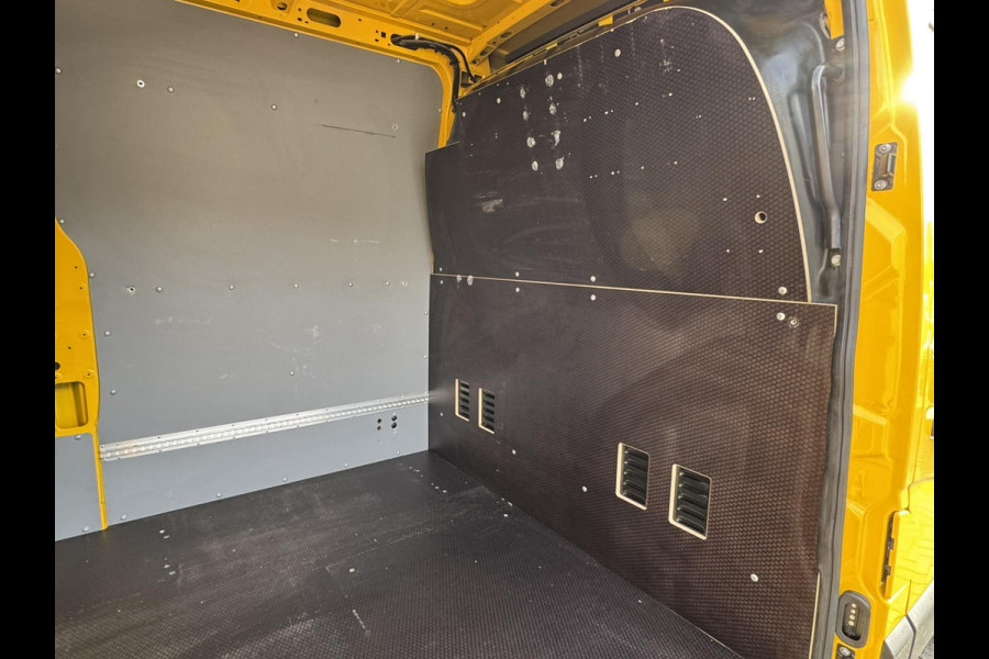 Renault Master T35 2.3 dCi 135 L2H2 Comfort Airco Cruise control Apple / Android Navigatie Laadruimte afgewerkt