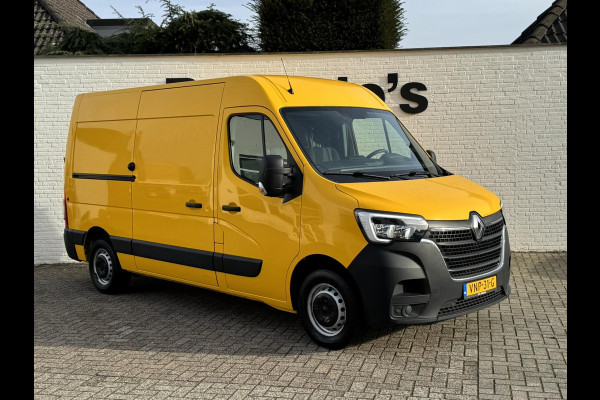 Renault Master T35 2.3 dCi 135 L2H2 Comfort Airco Cruise control Apple / Android Navigatie Laadruimte afgewerkt