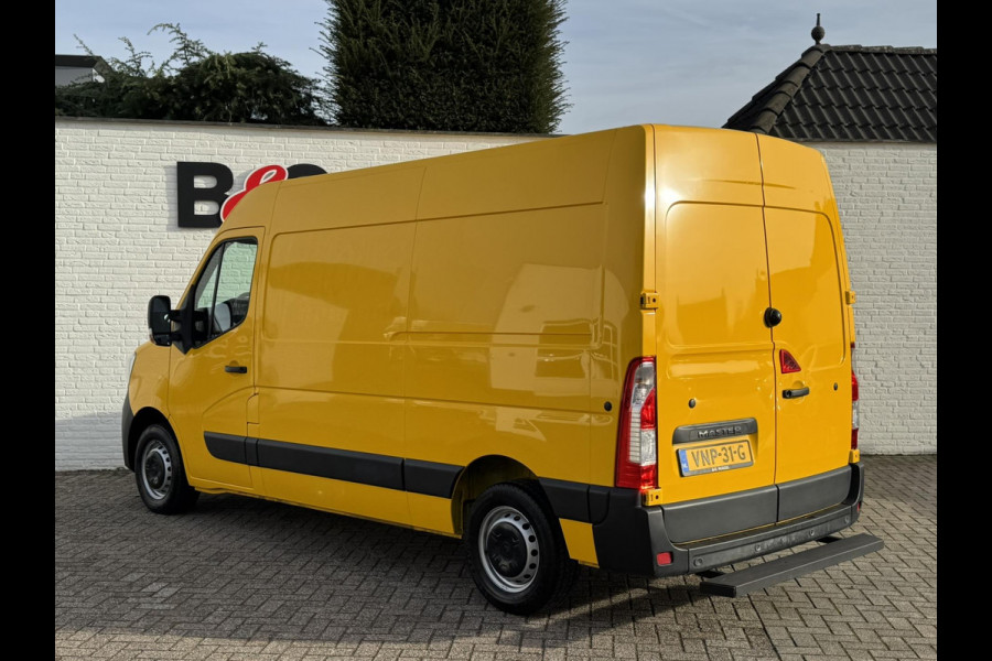Renault Master T35 2.3 dCi 135 L2H2 Comfort Airco Cruise control Apple / Android Navigatie Laadruimte afgewerkt