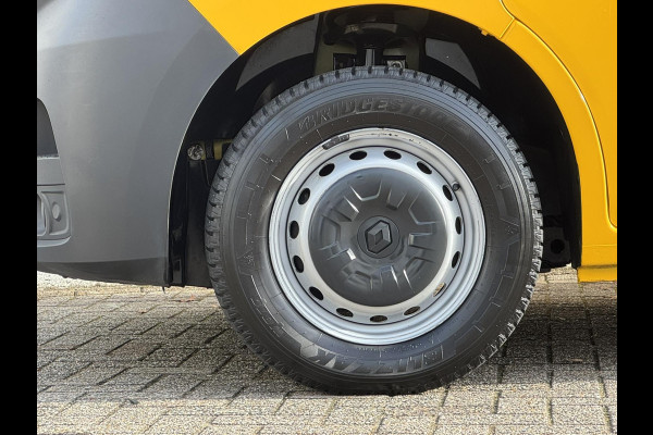 Renault Master T35 2.3 dCi 135 L2H2 Comfort Airco Cruise control Apple / Android Navigatie Laadruimte afgewerkt
