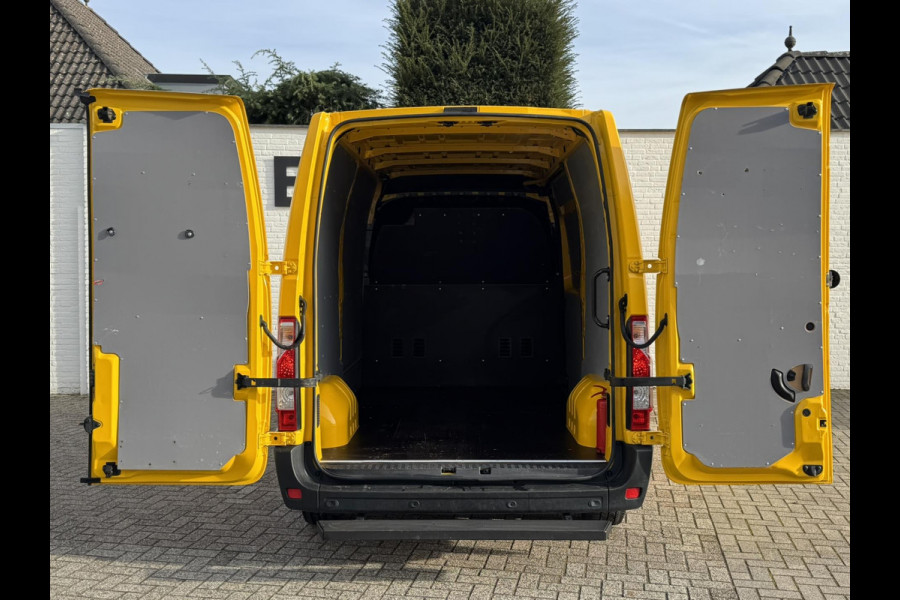 Renault Master T35 2.3 dCi 135 L2H2 Comfort Airco Cruise control Apple / Android Navigatie Laadruimte afgewerkt