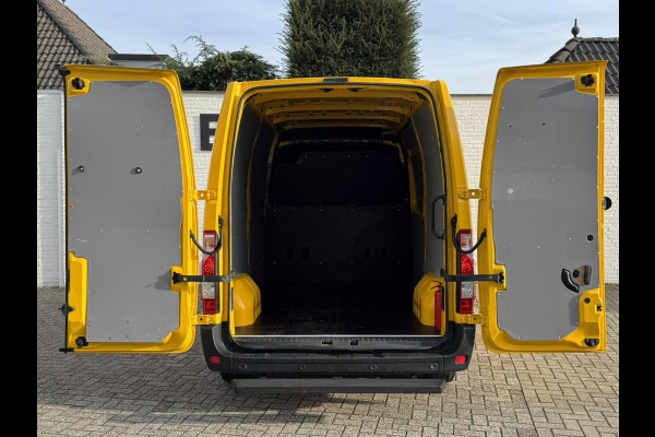 Renault Master T35 2.3 dCi 135 L2H2 Comfort Airco Cruise control Apple / Android Navigatie Laadruimte afgewerkt