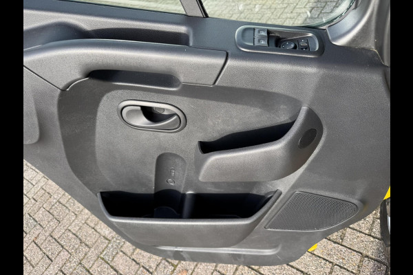 Renault Master T35 2.3 dCi 135 L2H2 Comfort Airco Cruise control Apple / Android Navigatie Laadruimte afgewerkt