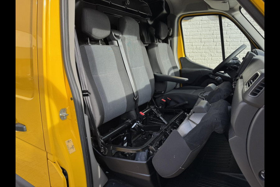 Renault Master T35 2.3 dCi 135 L2H2 Comfort Airco Cruise control Apple / Android Navigatie Laadruimte afgewerkt