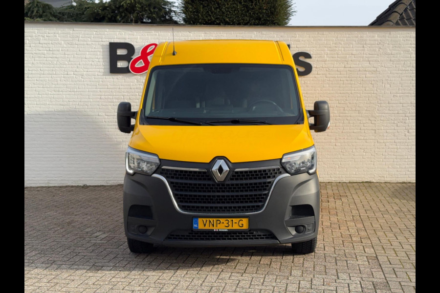 Renault Master T35 2.3 dCi 135 L2H2 Comfort Airco Cruise control Apple / Android Navigatie Laadruimte afgewerkt