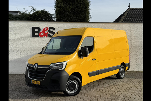 Renault Master T35 2.3 dCi 135 L2H2 Comfort Airco Cruise control Apple / Android Navigatie Laadruimte afgewerkt