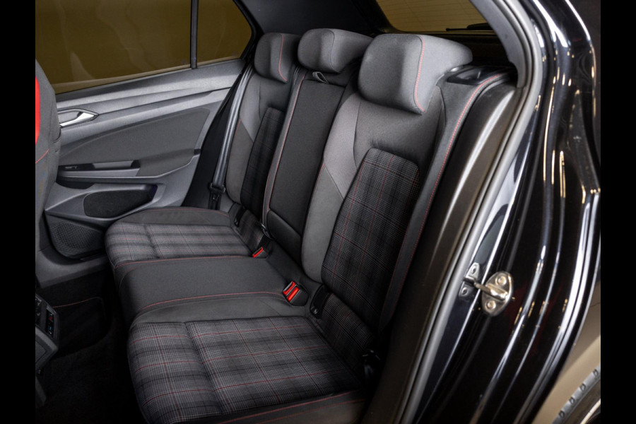 Volkswagen Golf 2.0 TSI GTI / 245pk / Achteruitrij camera / Dodehoek assistent / Stoel en stuurverwarming /