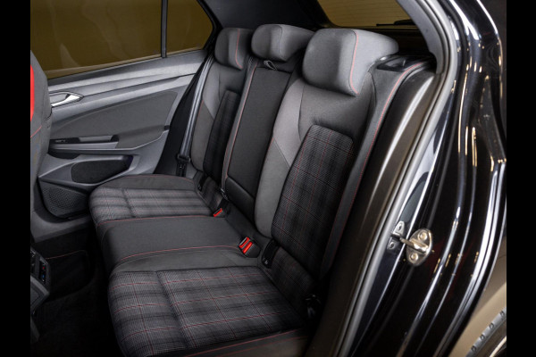 Volkswagen Golf 2.0 TSI GTI / 245pk / Achteruitrij camera / Dodehoek assistent / Stoel en stuurverwarming /