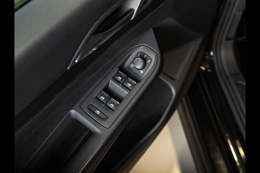 Volkswagen Golf 2.0 TSI GTI / 245pk / Achteruitrij camera / Dodehoek assistent / Stoel en stuurverwarming /