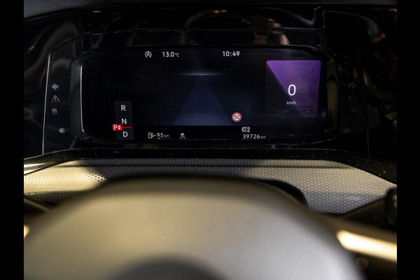 Volkswagen Golf 2.0 TSI GTI / 245pk / Achteruitrij camera / Dodehoek assistent / Stoel en stuurverwarming /