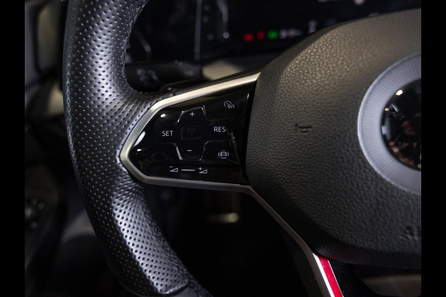 Volkswagen Golf 2.0 TSI GTI / 245pk / Achteruitrij camera / Dodehoek assistent / Stoel en stuurverwarming /