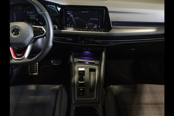 Volkswagen Golf 2.0 TSI GTI / 245pk / Achteruitrij camera / Dodehoek assistent / Stoel en stuurverwarming /