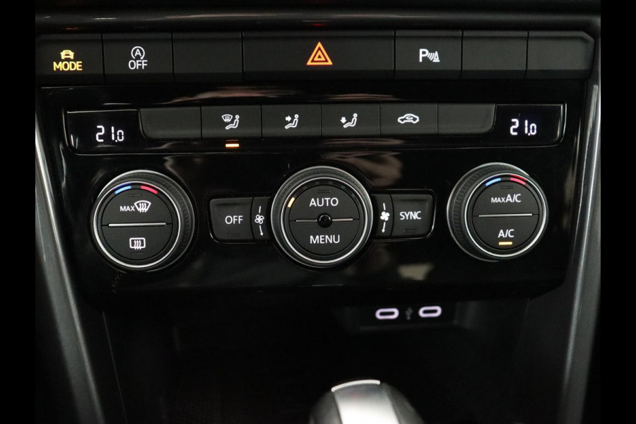 Volkswagen T-Roc 1.5 TSI Sport | Trekhaak | Camera | Carplay | Full LED | Adaptive cruise | Virtual Cockpit | Climate control | Navigatie | Bluetooth | Parkeerhulp