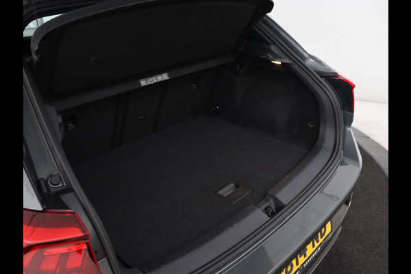 Volkswagen T-Roc 1.5 TSI Sport | Trekhaak | Camera | Carplay | Full LED | Adaptive cruise | Virtual Cockpit | Climate control | Navigatie | Bluetooth | Parkeerhulp