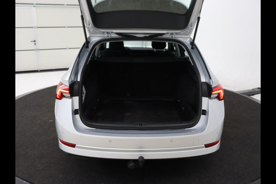 Škoda Octavia 1.0 e-TSI Ambition | Stoelverwarming | Trekhaak | Carplay | Navigatie | Full LED | Parkeerhulp | Cruise control | Climate control | Bluetooth