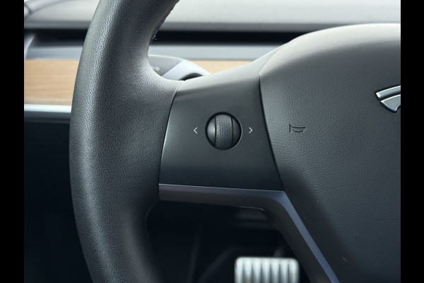 Tesla Model 3 Performance 513pk 0-100 3,4sec AWD Lmv 20" AutoPilot Rode Remklauwen Carbon Spoiler Panoramadak Adaptive Cruise Camera's Leer Pd Elektr.-A-Klep+Stuur+Verst.Stoel+Geheugen Easy Entry Stoel+Bank-Verwarmd Keyless WiFi  75kWh 4WD 1e Eigenaar Origineel Nederlandse Auto Nieuwprijs € 65.680 SOH 83%