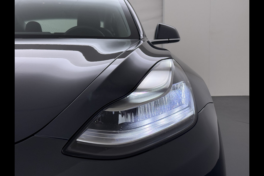 Tesla Model 3 Performance 513pk 0-100 3,4sec AWD Lmv 20" AutoPilot Rode Remklauwen Carbon Spoiler Panoramadak Adaptive Cruise Camera's Leer Pd Elektr.-A-Klep+Stuur+Verst.Stoel+Geheugen Easy Entry Stoel+Bank-Verwarmd Keyless WiFi  75kWh 4WD 1e Eigenaar Origineel Nederlandse Auto Nieuwprijs € 65.680 SOH 83%