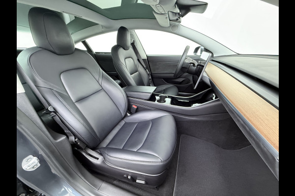 Tesla Model 3 Performance 513pk 0-100 3,4sec AWD Lmv 20" AutoPilot Rode Remklauwen Carbon Spoiler Panoramadak Adaptive Cruise Camera's Leer Pd Elektr.-A-Klep+Stuur+Verst.Stoel+Geheugen Easy Entry Stoel+Bank-Verwarmd Keyless WiFi  75kWh 4WD 1e Eigenaar Origineel Nederlandse Auto Nieuwprijs € 65.680 SOH 83%
