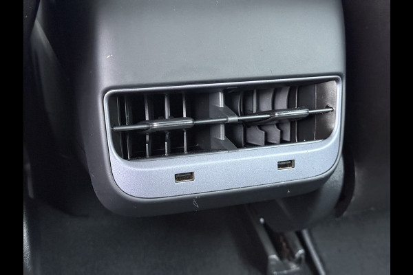 Tesla Model 3 Performance 513pk 0-100 3,4sec AWD Lmv 20" AutoPilot Rode Remklauwen Carbon Spoiler Panoramadak Adaptive Cruise Camera's Leer Pd Elektr.-A-Klep+Stuur+Verst.Stoel+Geheugen Easy Entry Stoel+Bank-Verwarmd Keyless WiFi  75kWh 4WD 1e Eigenaar Origineel Nederlandse Auto Nieuwprijs € 65.680 SOH 83%