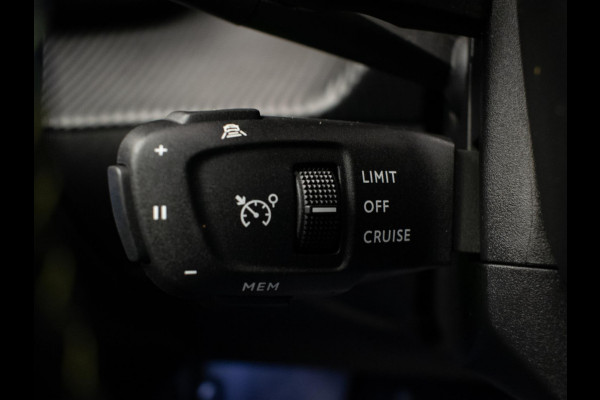 Peugeot 208 1.2 PureTech GT Pack (PANORAMADAK,CARPLAY,ELECTRISCHE STOELEN,LEDER,3D CAMERA,LED,XENON,BLACK/PACK,PDC,NETTESTAAT)