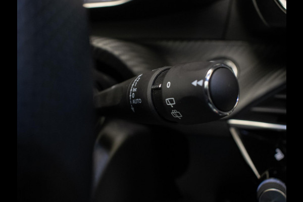 Peugeot 208 1.2 PureTech GT Pack (PANORAMADAK,CARPLAY,ELECTRISCHE STOELEN,LEDER,3D CAMERA,LED,XENON,BLACK/PACK,PDC,NETTESTAAT)