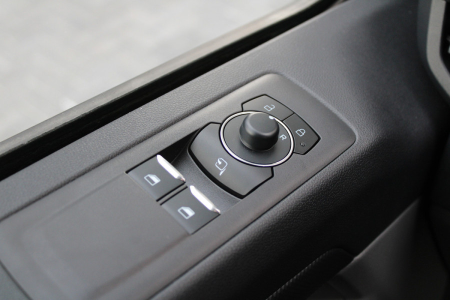 Ford Transit Custom 320 2.5 PHEV L2H1 Limited 232pk - 2x Schuifdeur - Trekhaak - Stoel/Stuurverwarming - ACC - Blindspot - Keyless - Rijklaar