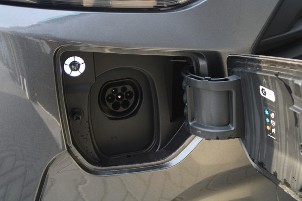 Ford Transit Custom 320 2.5 PHEV L2H1 Limited 232pk - 2x Schuifdeur - Trekhaak - Stoel/Stuurverwarming - ACC - Blindspot - Keyless - Rijklaar