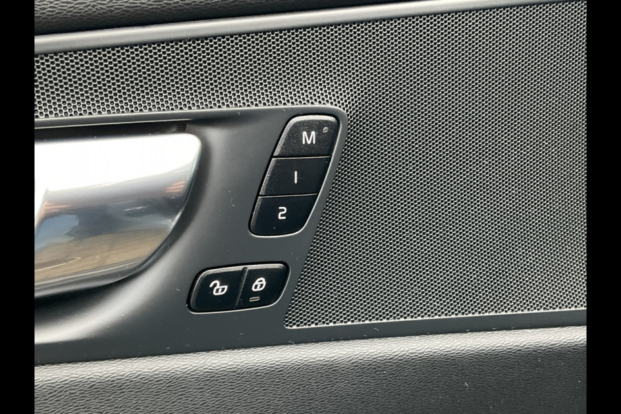 Volvo XC60 2.0 T8 Plug-in hybrid AWD Plus Dark 1Eig BLIS Memory Stoel/stuur Verw Pano Carplay