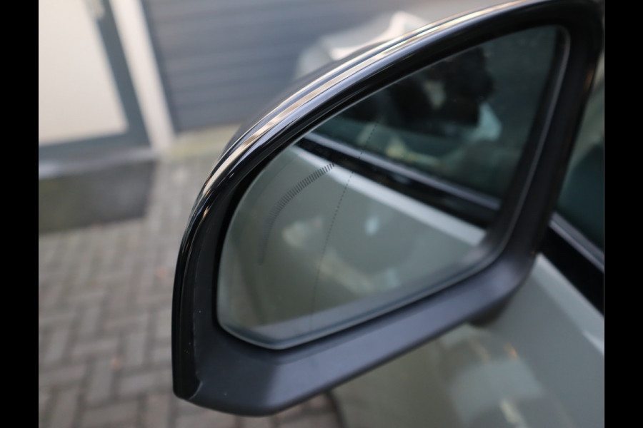 Volvo XC40 Recharge P8 AWD R-Design / Panoramadak / 360camera