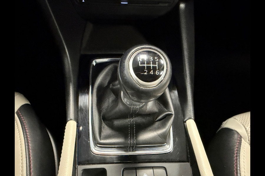 Mazda 3 2.0 SkyActiv-G 120 GT-M ACC CAMERA PARKEERSENSOREN VOOR EN ACHTER NAVI STUUR/STOELVERWARMING DODEHOEKSBEWAKING