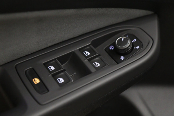 Volkswagen Golf 2.0 TSI 3XR-LINE/PANO/IQ-LGHIT/CARPLAY/STOELVER/CAM/VOL