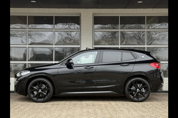 BMW X2 sDrive20i M SPORT | LEDER | PANORAMA | STOELVERWARMING | 18 INCH LM VELGEN |
