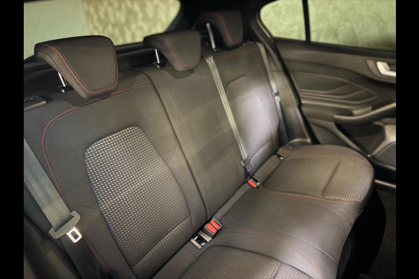 Ford Focus ST-Line | Automaat | Keyless | Camera | DAB | Stoel-/stuurverwarming