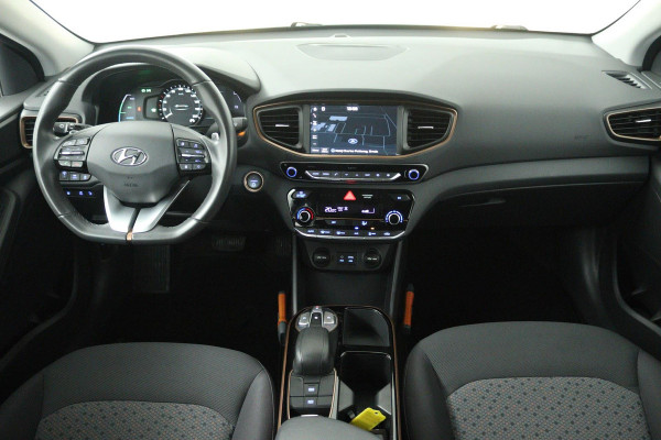 Hyundai IONIQ Comfort EV (ACHTERUITRIJCAMERA, NAVIGATIE, CRUISE CONTROL ADAPTIEF, STOELVERWARMING)