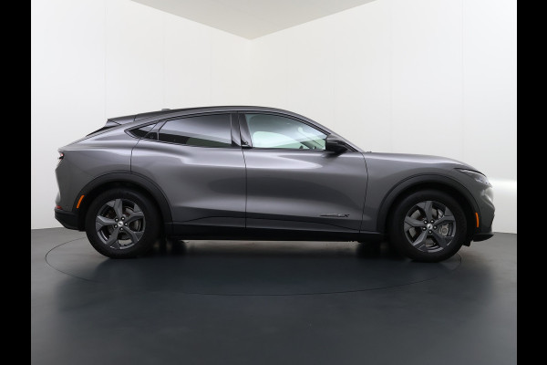Ford Mustang Mach-E Extended RWD 98 kWh SOH 94% 294pk Pano-Dak Leer+8-weg-Elektr+Verwarmd+Geheugen 360-Camera Bang&Olufsen-HiFi Elektr.Achter Keyless Smartphone-key Dual-Ecc Ford-pass-Connect/Entry Speed-Assist Active-Breaking Blind-Spot-warning Driver-Alerd AB+  LMv LED-Lamp-v+a € 59.000 nieuw Orig.Nederlandse Auto 1e Eigenaar WLTP 610km