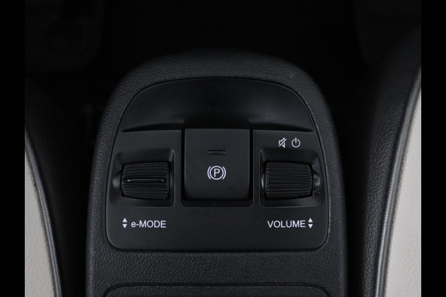 Fiat 500 La Prima 42 kWh | Panoramadak | Adaptive cruise | Leder | Camera | Keyless | Carplay | Parkeerhulp | Full LED | Side Assist | Climate control