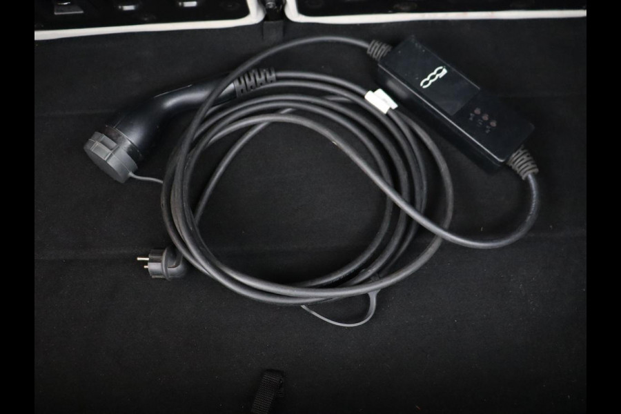 Fiat 500 La Prima 42 kWh | Panoramadak | Adaptive cruise | Leder | Camera | Keyless | Carplay | Parkeerhulp | Full LED | Side Assist | Climate control