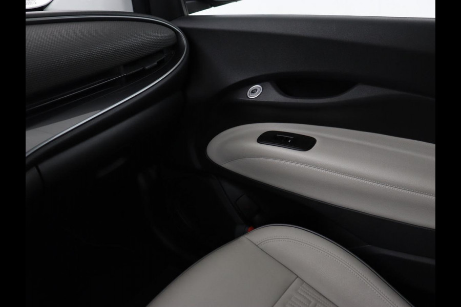 Fiat 500 La Prima 42 kWh | Panoramadak | Adaptive cruise | Leder | Camera | Keyless | Carplay | Parkeerhulp | Full LED | Side Assist | Climate control