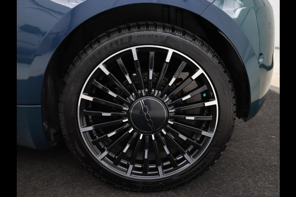 Fiat 500 La Prima 42 kWh | Panoramadak | Adaptive cruise | Leder | Camera | Keyless | Carplay | Parkeerhulp | Full LED | Side Assist | Climate control