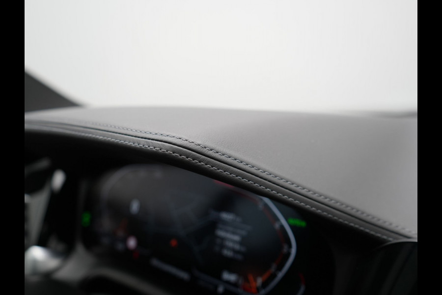 BMW 4 Serie Gran Coupé 430i M Sport 245pk Dealer O.H Sanremo Green | Panodak | Lederen Competition Stoelen Memory & Verwarmd | Adaptive Onderstel | 360 Camera | Harman & Kardon | 19" L.M | Carbon | Apple Carplay | Navigatie | Blis | Virtual | DAB |